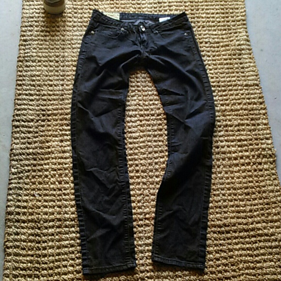 Dark blue tight fitting jeans