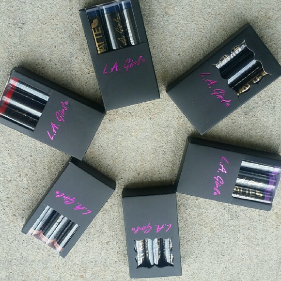 *NEW LIPPIE ALERT* LA Girl Flat Velvet Lipstick - Picture 3 of 3