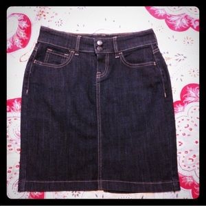 NWT-OldNavyDenimSkirtSZ 0 Stretchy fits a size 2-4