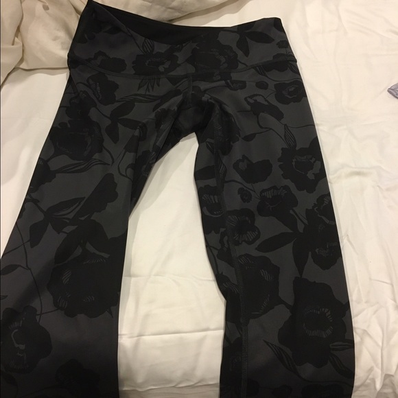 Lululemon Crops - Picture 1 of 2