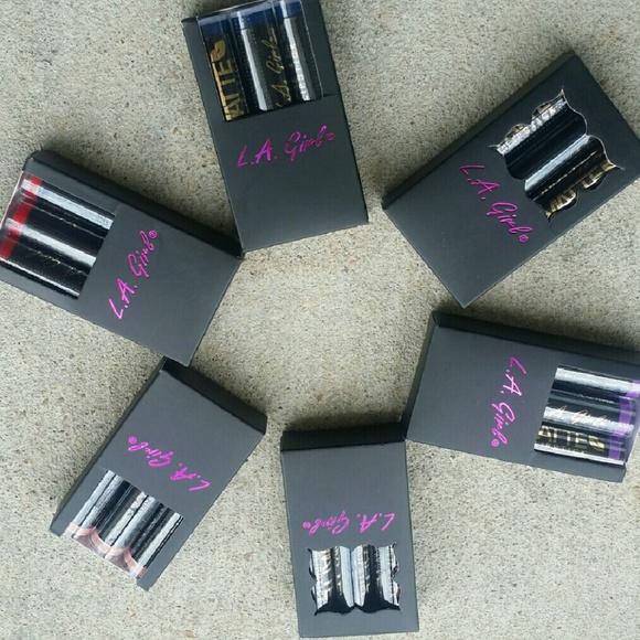 *NEW LIPPIE ALERT* LA Girl Flat Velvet Lipstick - Picture 3 of 3