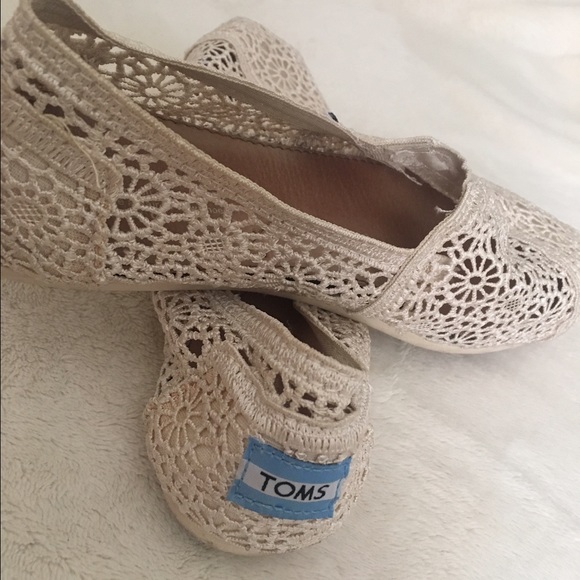 SIZE 8 TOMS Cream Crochet Flats