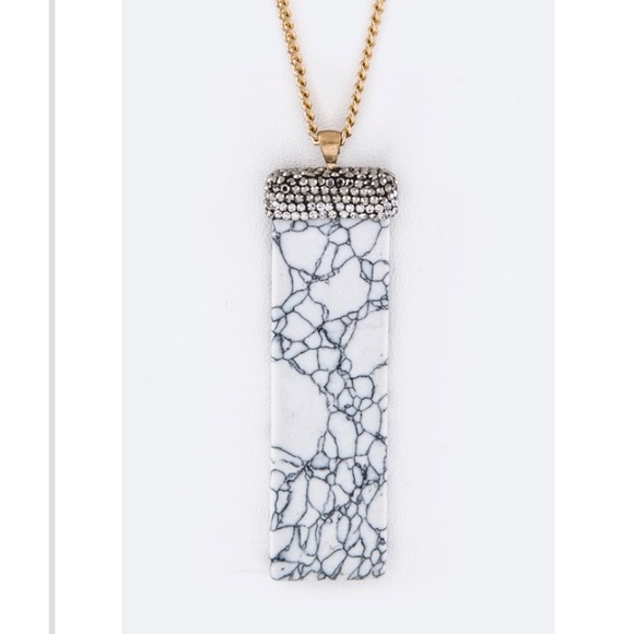 Jewelry - SALE💥Only 1💥Semi precious white bar necklace