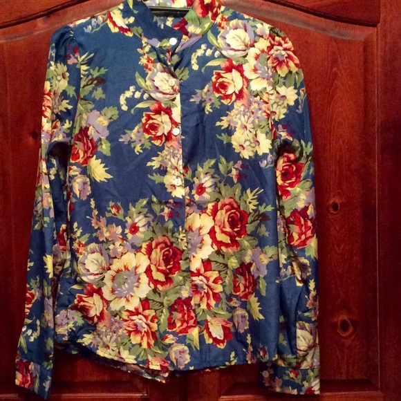 Striking floral top. Rich colors, flattering! NWOT