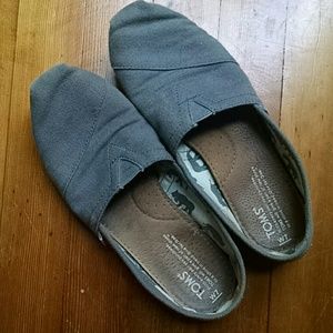 Tom's grey size 7