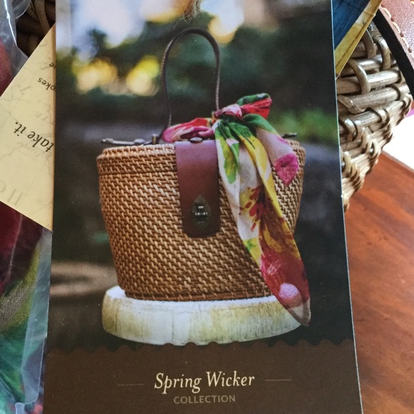 Caselle basket. Travel makeup bag with mirror.