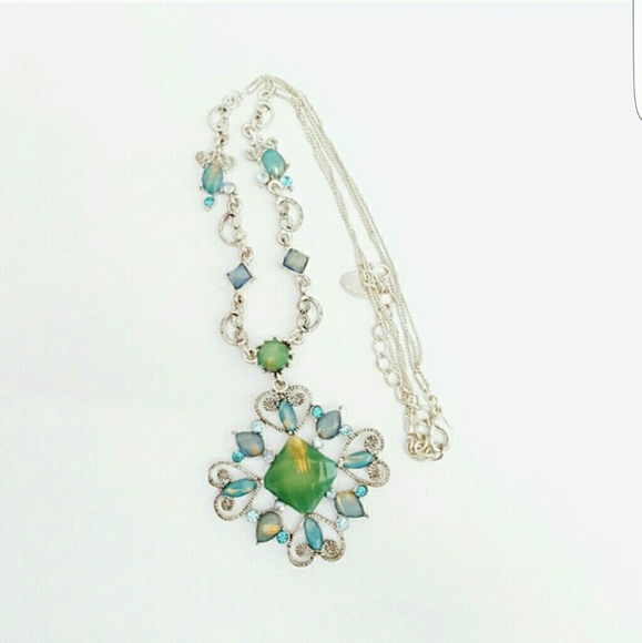BEAUTIFUL Blue Green Flower Necklace
