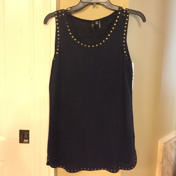 Very cute tank. Goes great with white capris