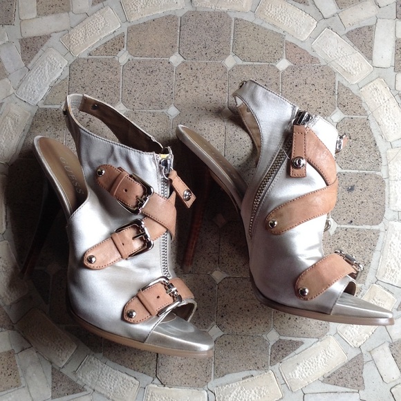 Shoes - Picture 2 of 4
