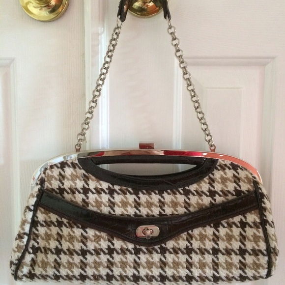 Houndstooth shoulder clutch w/chunky silver chain