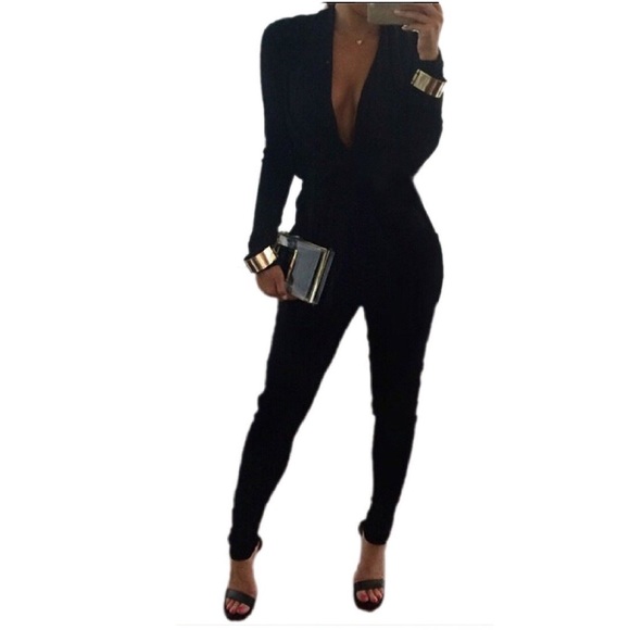 Sexy new long sleeve deep v jumpsuit! All black😍