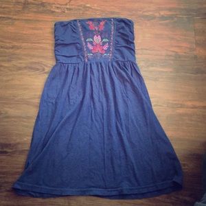 Strapless blue dress with design in the front