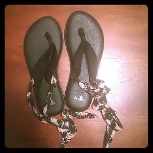 NWT Sanuk yoga slinged up sandals