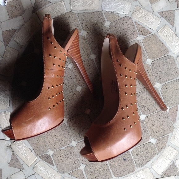 Shoes - Picture 2 of 4