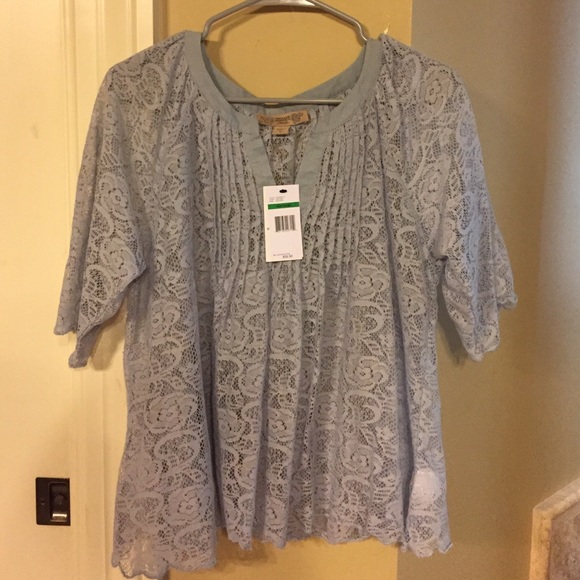 Very cute blouse. Never worn