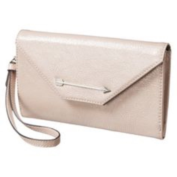 Kate Young tan clutch 👝