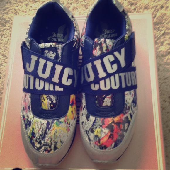 Tennis shoes