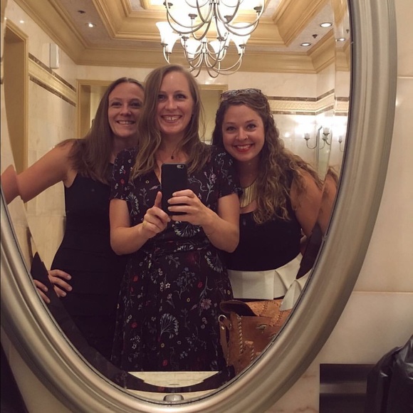 Meet your Posher, Lauren - Picture 3 of 8