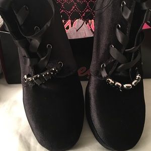 Black Velvet Bestseyville Booties