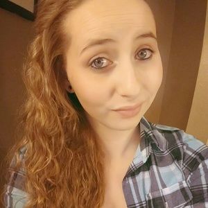 Meet your Posher, Larissa