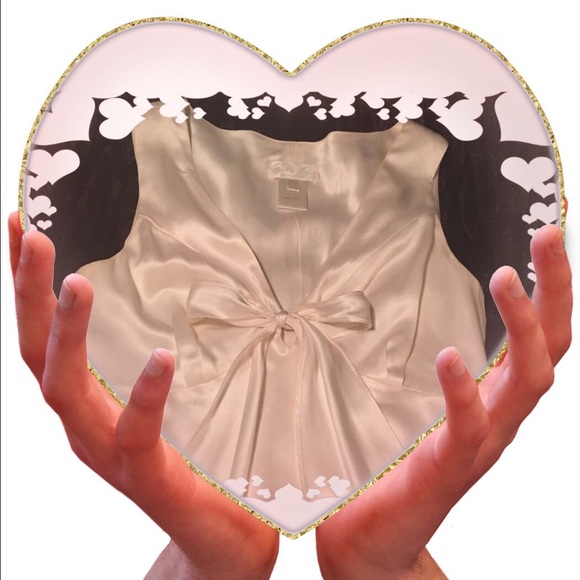 Stunning white silk blouse. Ties in a bow in front - Picture 4 of 4