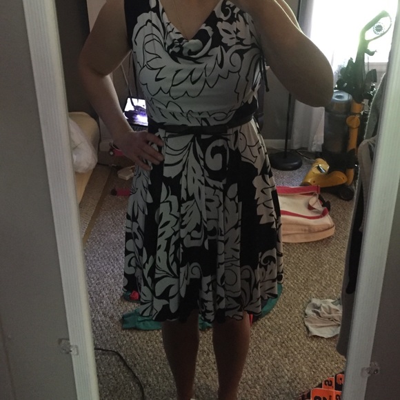 Navy blue + white floral valerie bertinelli dress - Picture 4 of 4