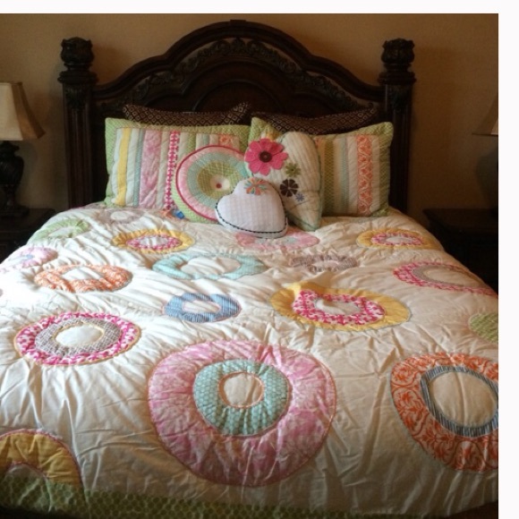 Queen size bed Pottery Barn bed quilt and pillows