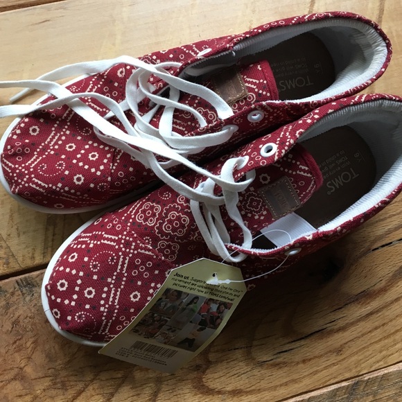 Toms,, youth 6,5, woman perfect 8
