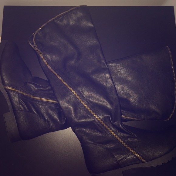 Black boots with zipper accent, size 10