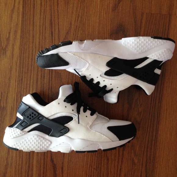Nike Huraches Black &White.