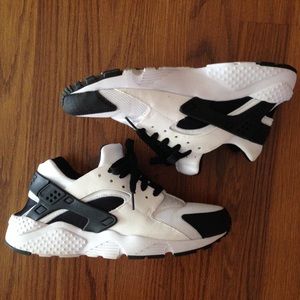 Nike Huraches Black &White.
