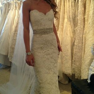 NWT IVORY LACE WEDDING GOWN