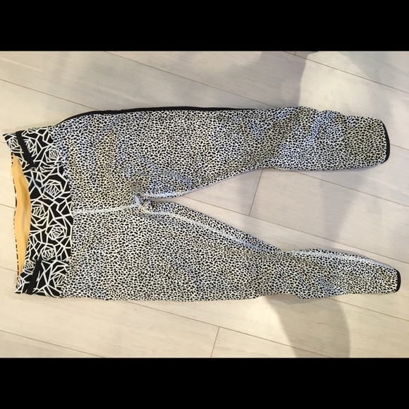 Lululemon size 8 Capri, like new.