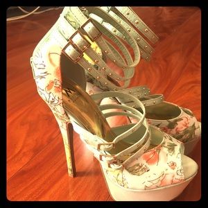 Very stylish floral print heel. Used 1 time.