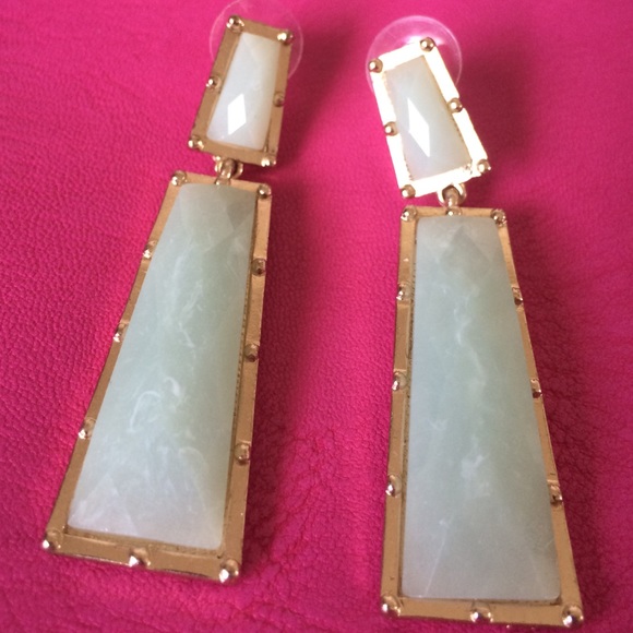 Jewelry - 🔴Green Stone Dangle Earrings.