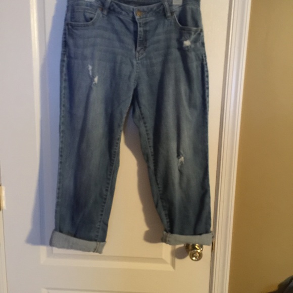 Jennifer Lopez Capri distressed crop