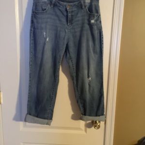 Jennifer Lopez Capri distressed crop