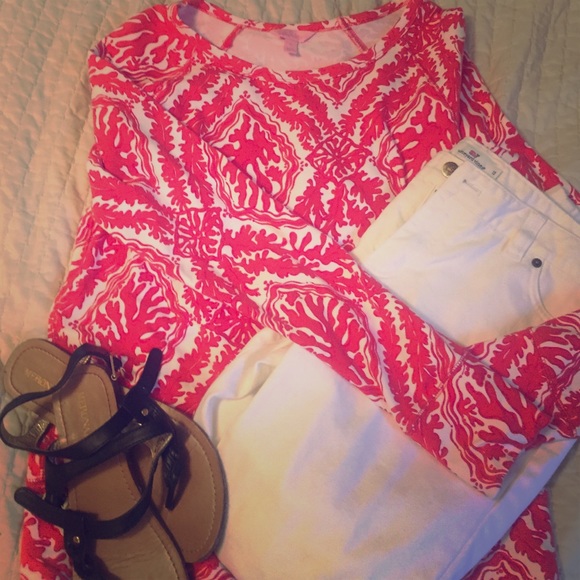 Lilly Pulitzer Sweaters - Lilly Pulitzer Coral Patterned Top!