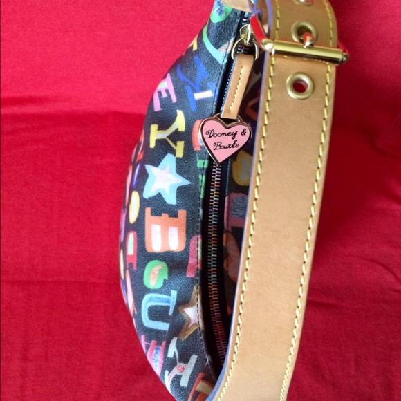 SOLD😎 Dooney & Bourke Vintage Bucket Bag Black - Picture 2 of 4