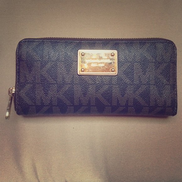 Michael Kors Zip Around Wallet