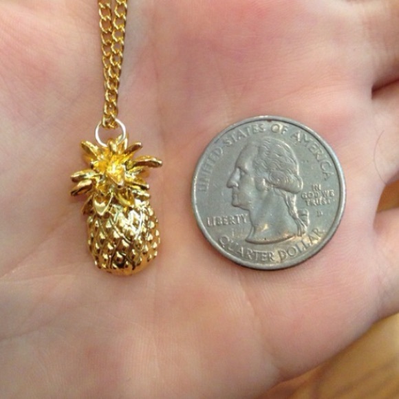 New Gold Pineapple Necklace - Picture 3 of 3