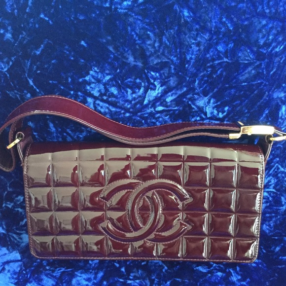 Gorgeous cranberry patent leather handbag .