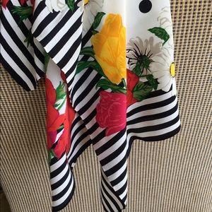 Summer scarf to give color to Black&White!