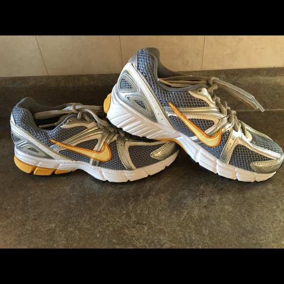 Authentic Women's grey/yellow Nikes size 7.5