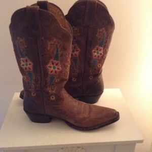 👢Boots..size 9👢 MAKE OFFER...CLOSET CLOSES TNITE