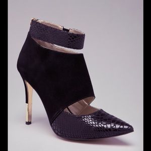 bebe Dellaa cutout pump black