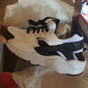 Black/white Nike Huarache run
