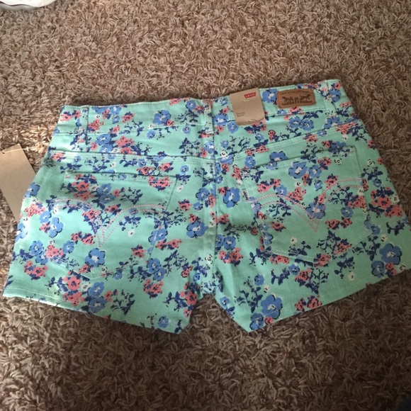 Levi women's shorts - Picture 2 of 4