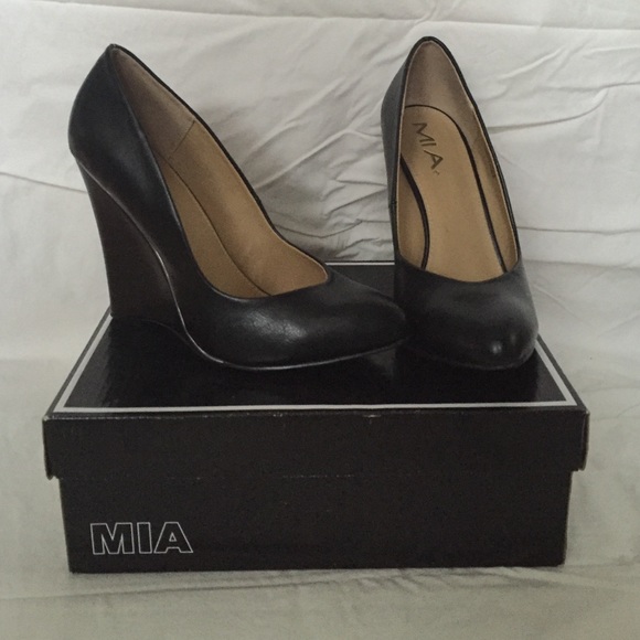 Mia Fable Wedge size 7.5