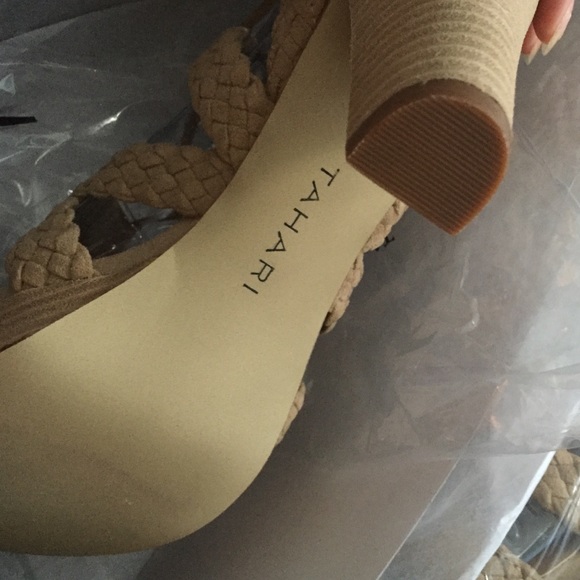 NWT Tahari Ta-Denny Sandals with block heel - Picture 2 of 3